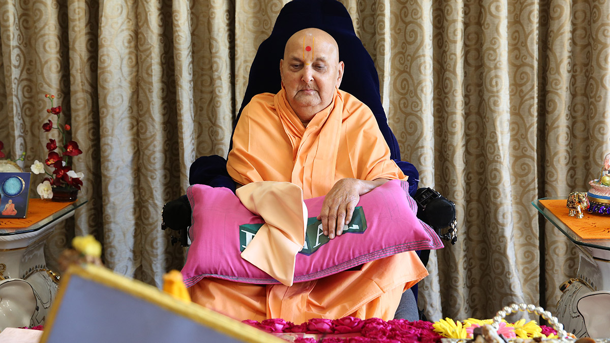 HH Pramukh Swami Maharaj performs his morning puja