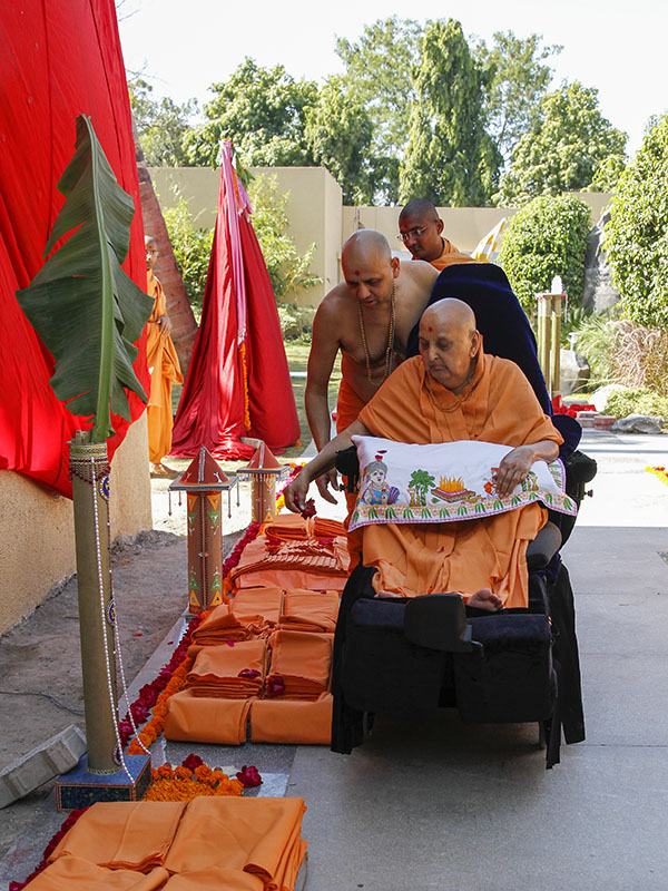 Swamishri sanctifies sadhus' robes