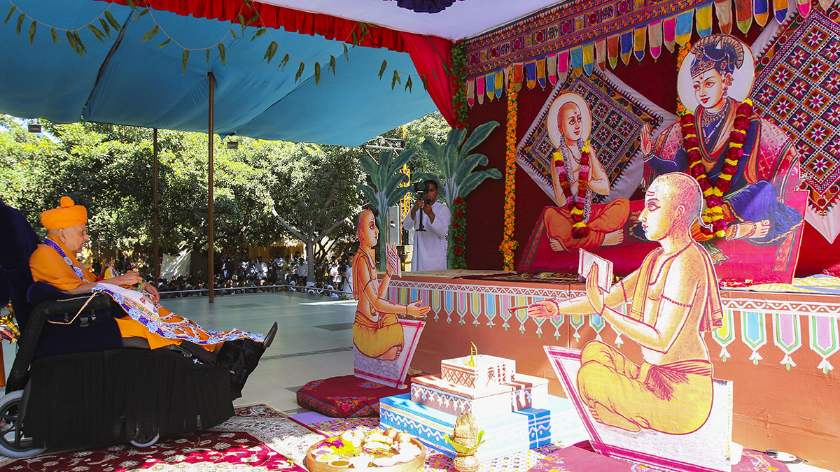 Swamishri in front of tableau depicting the bhagwati diksha of Aksharbrahman Gunatitanand Swami, on the auspicious day of Poshi Punam