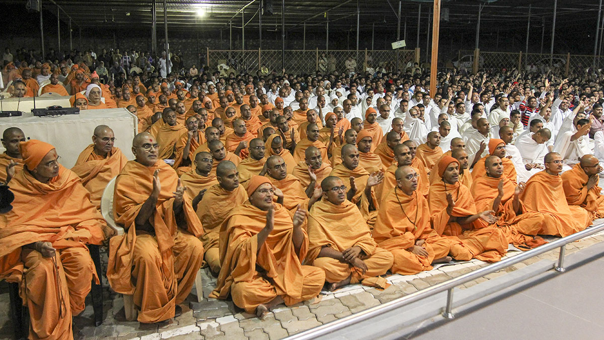 Sadhus and devotees doing darshan of Swamishri