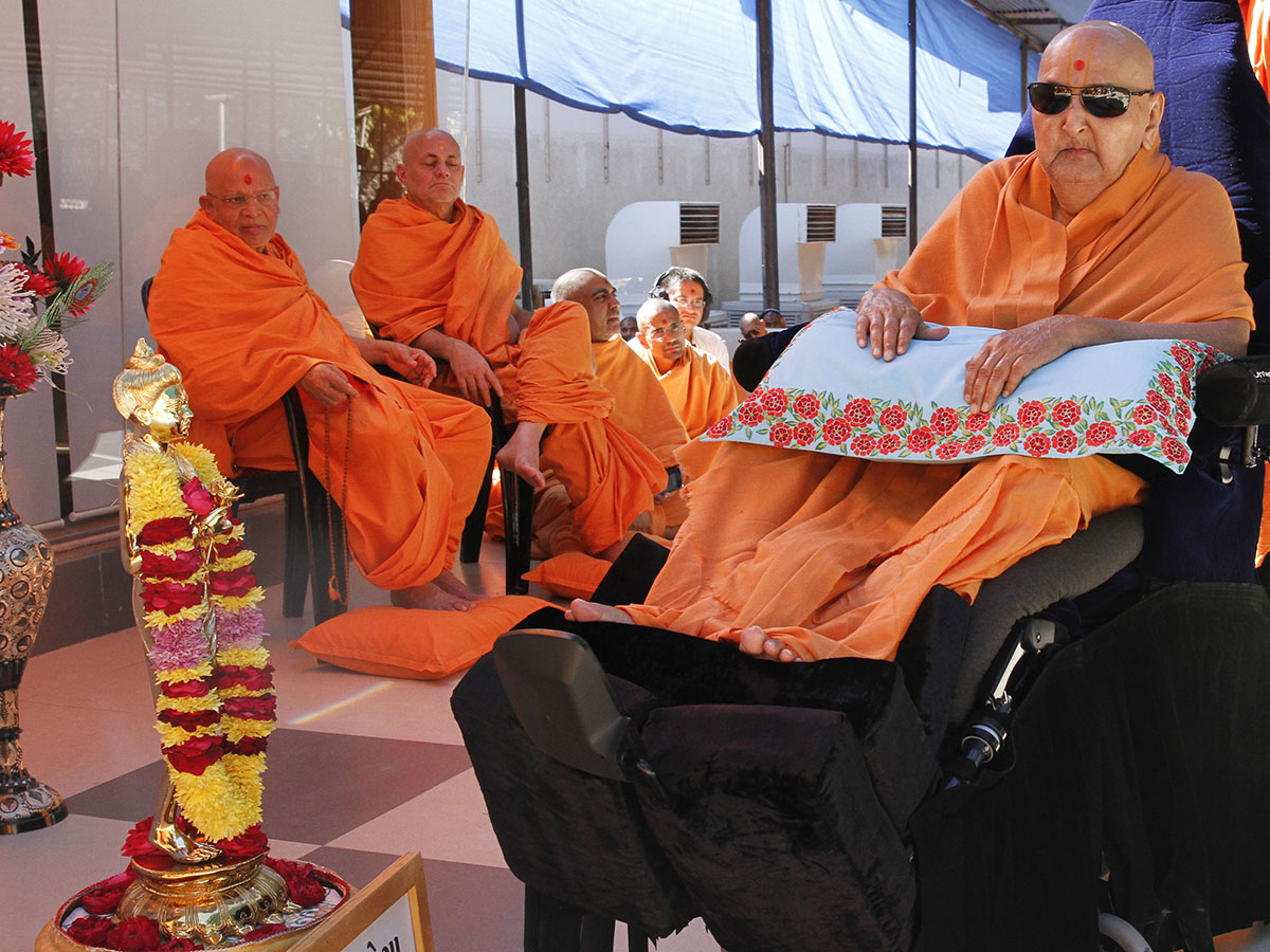Swamishri performs pratishtha rituals of Shri Nilkanth Varni (abhishek murti) for BAPS Shri Swaminarayan Mandir, Kakamega, Kenya