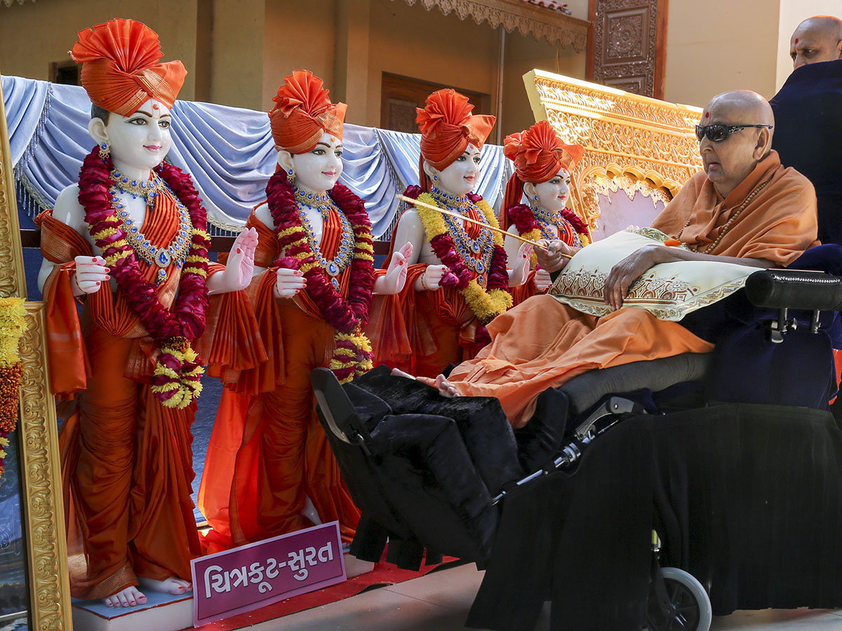 Swamishri performs murti-pratishtha rituals for new BAPS Shri Swaminarayan Mandirs at Vadola (Bochasan), Moraj (Bochasan), Chitrakut (Surat) and Aksharvadi (Surat)