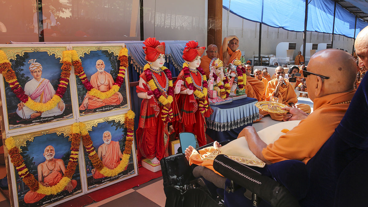 Swamishri performs murti-pratishtha rituals for new BAPS Shri Swaminarayan Mandirs at Vadola (Bochasan), Moraj (Bochasan), Chitrakut (Surat) and Aksharvadi (Surat)