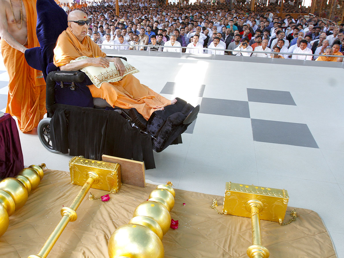 Swamishri performs pujan of flagstaffs and kalashas for BAPS Shri Swaminarayan Mandir, Bhersam (Bharuch)
