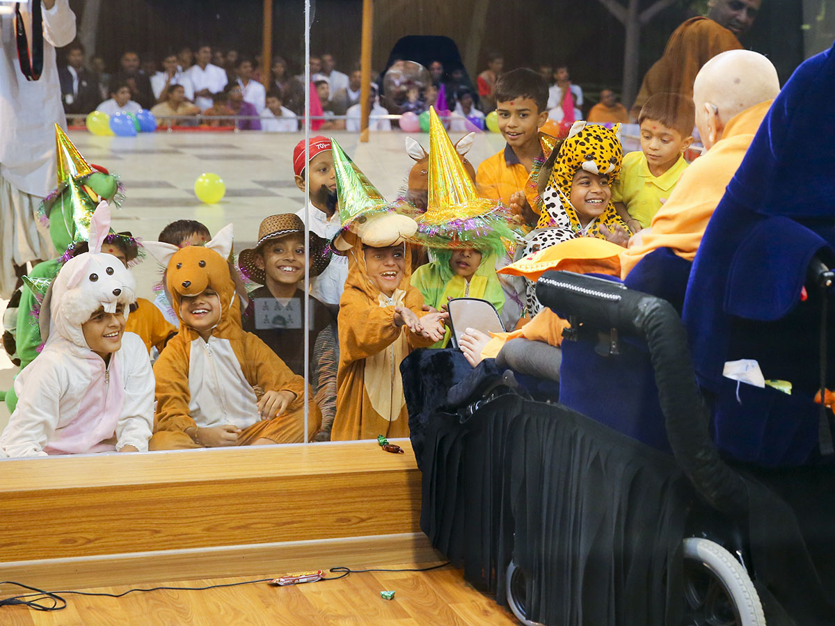Children rejoice before Swamishri