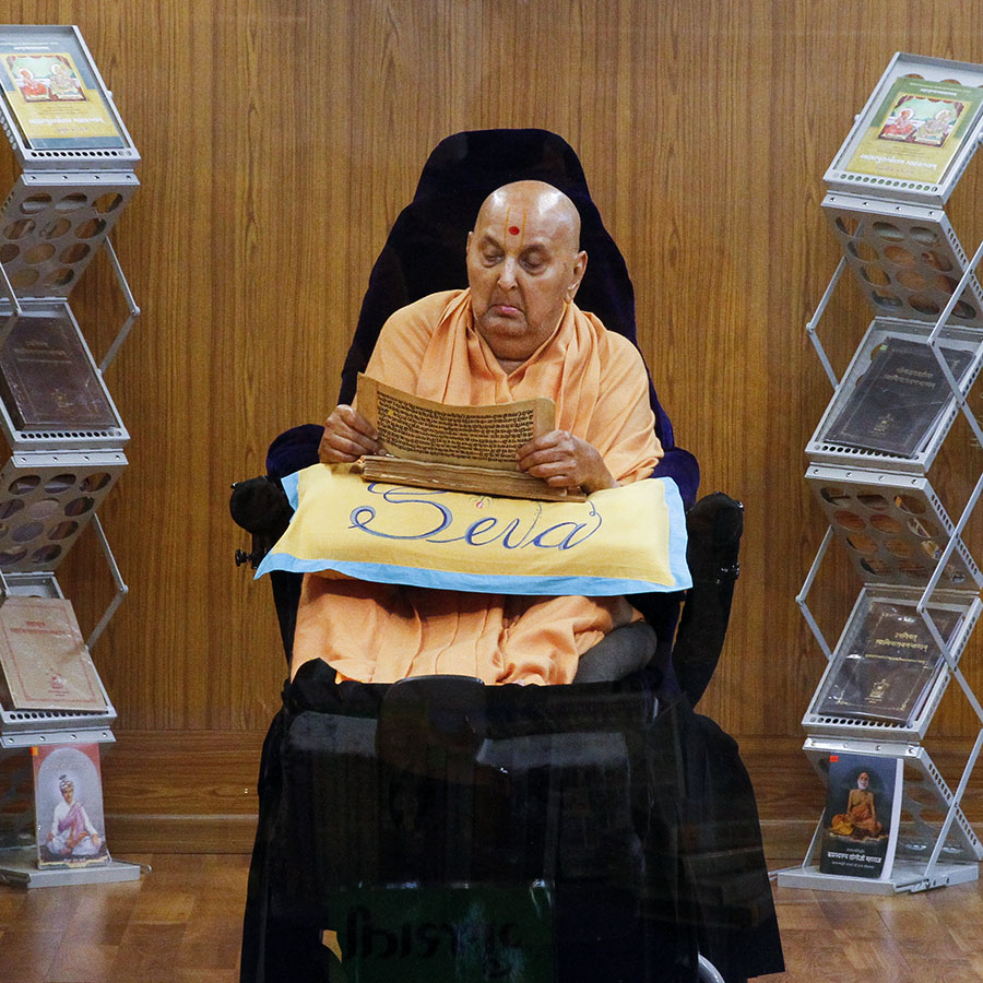 Swamishri reads Vachanamrut pothi
