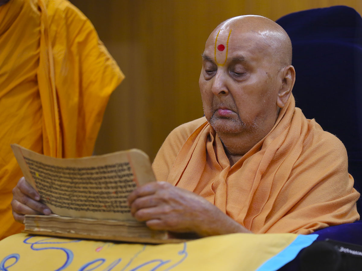 Swamishri reads Vachanamrut pothi