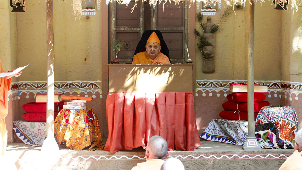 Swamishri conducts a class for sadhus at the 'Yagnapurush Vishwavidyalaya' 