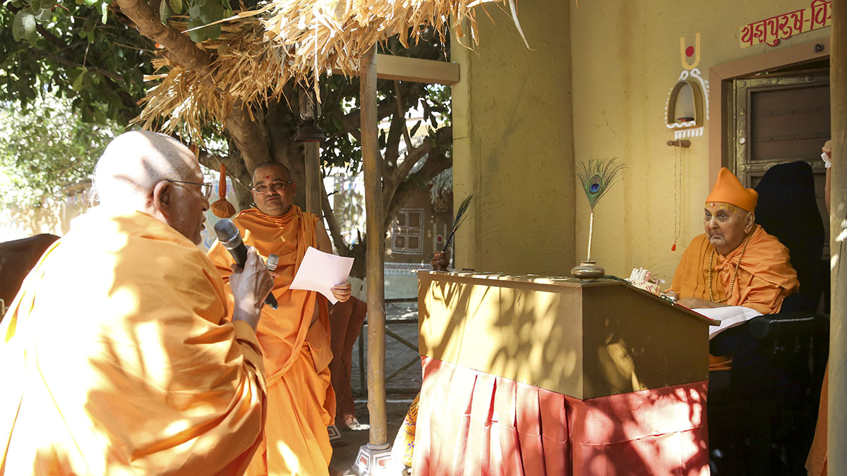 Pujya Bhaktipriya Swami (Pujya Kothari Swami) prays before Swamishri