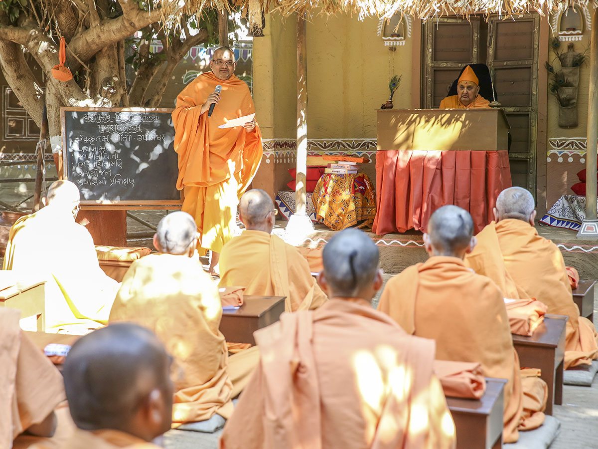 Swamishri Swamishri conducts a class for sadhus at the 'Yagnapurush Vishwavidyalaya' 