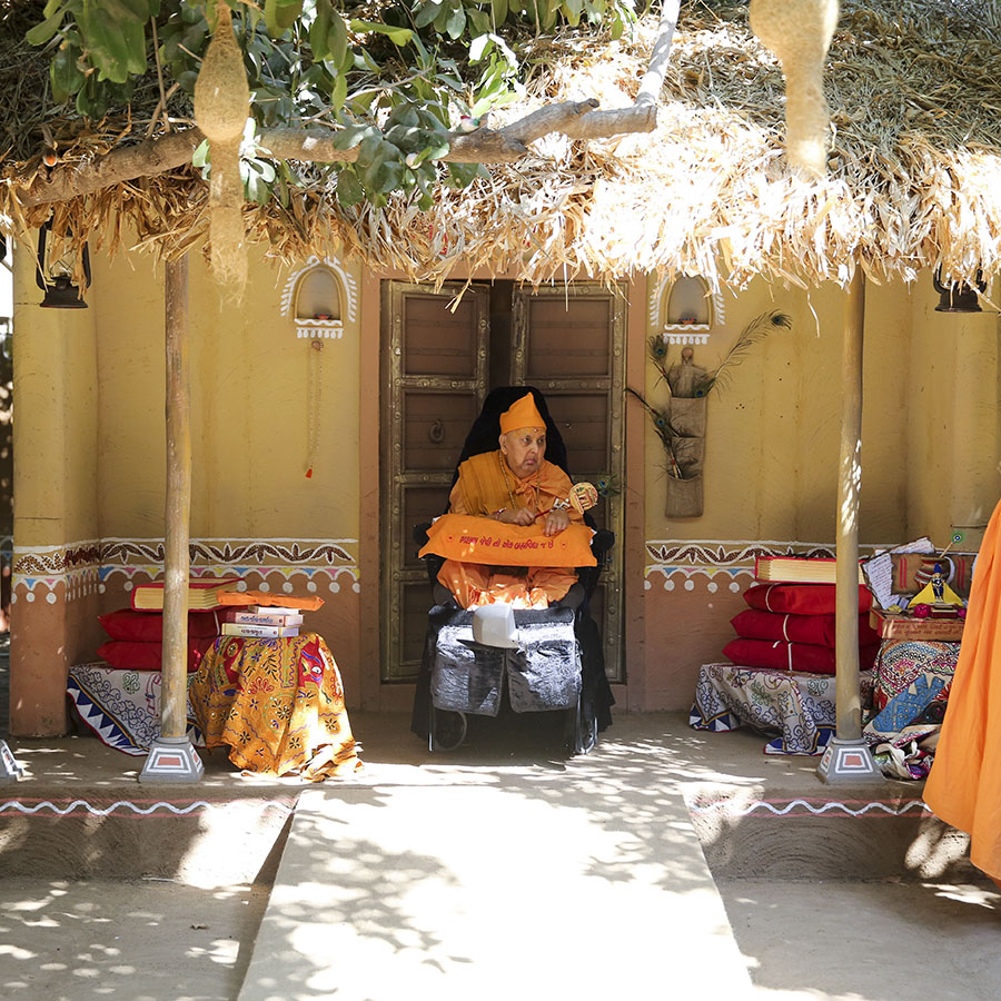 Swamishri at the 'Yagnapurush Vishwavidyalaya' 