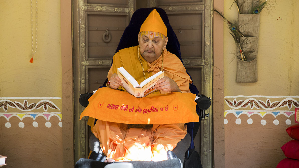 Swamishri reads from the Vachanamrut at the 'Yagnapurush Vishwavidyalaya'