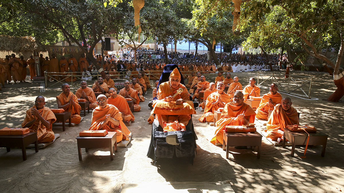 Swamishri with sadhus at the 'Yagnapurush Vishwavidyalaya' 