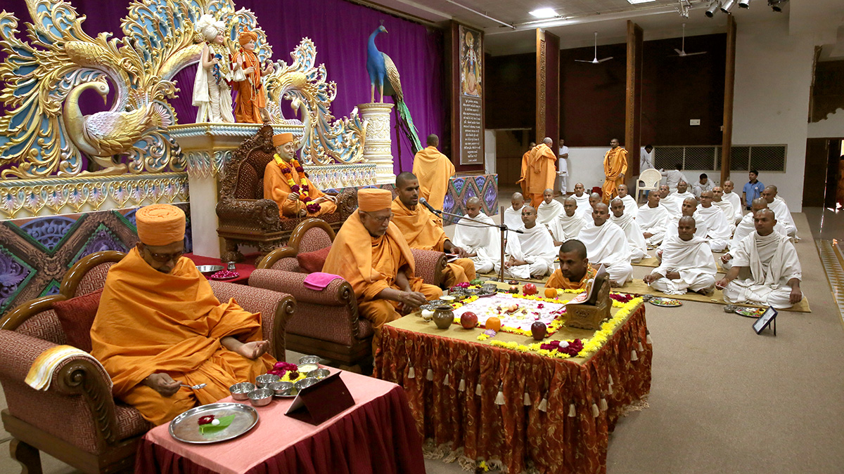 Pujya Bhaktipriya Swami (Pujya Kothari Swami) and Pujya Tyagvallabh Swami perform diksha mahapuja