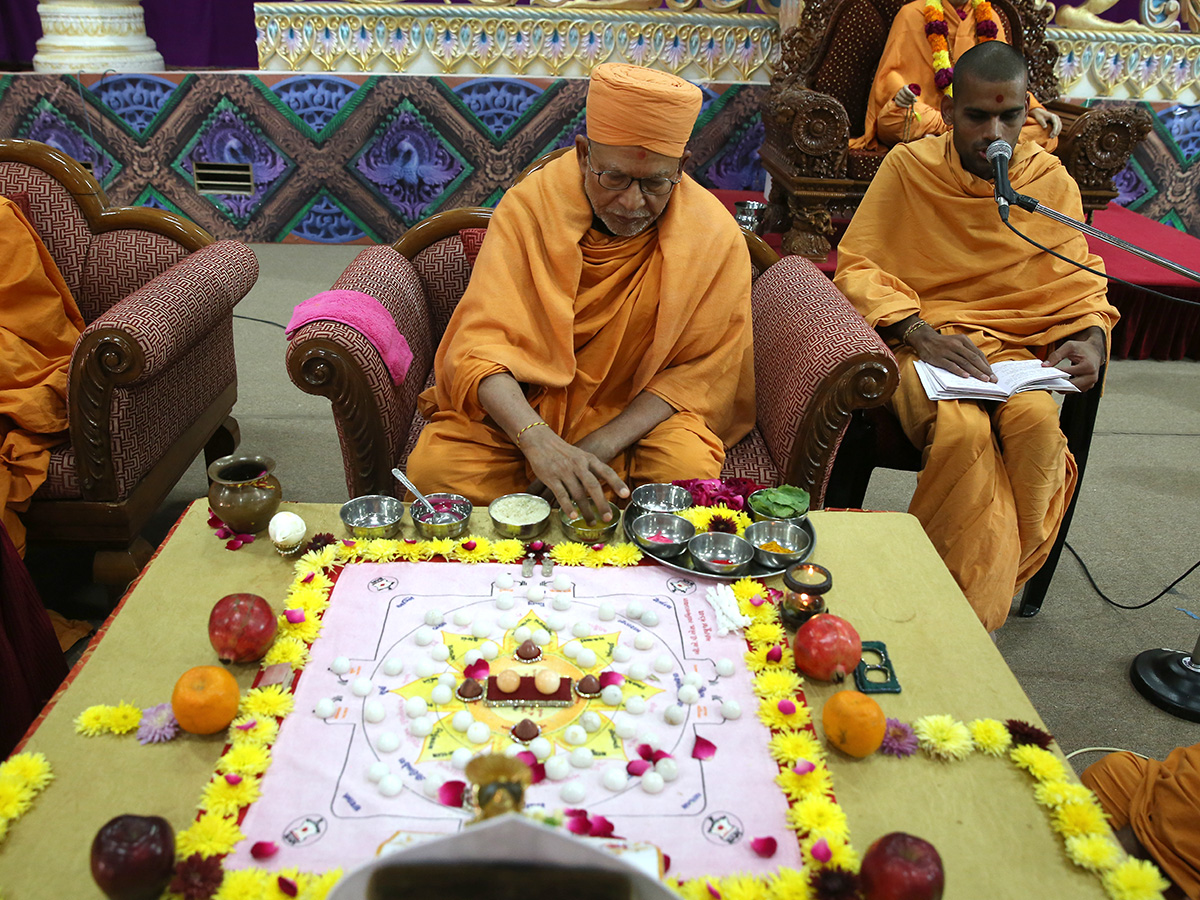 Pujya Kothari Swami performs diksha mahapuja