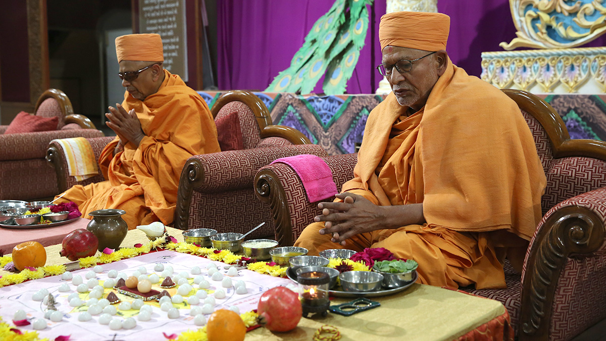 Pujya Kothari Swami and Pujya Tyagvallabh Swami perform diksha mahapuja