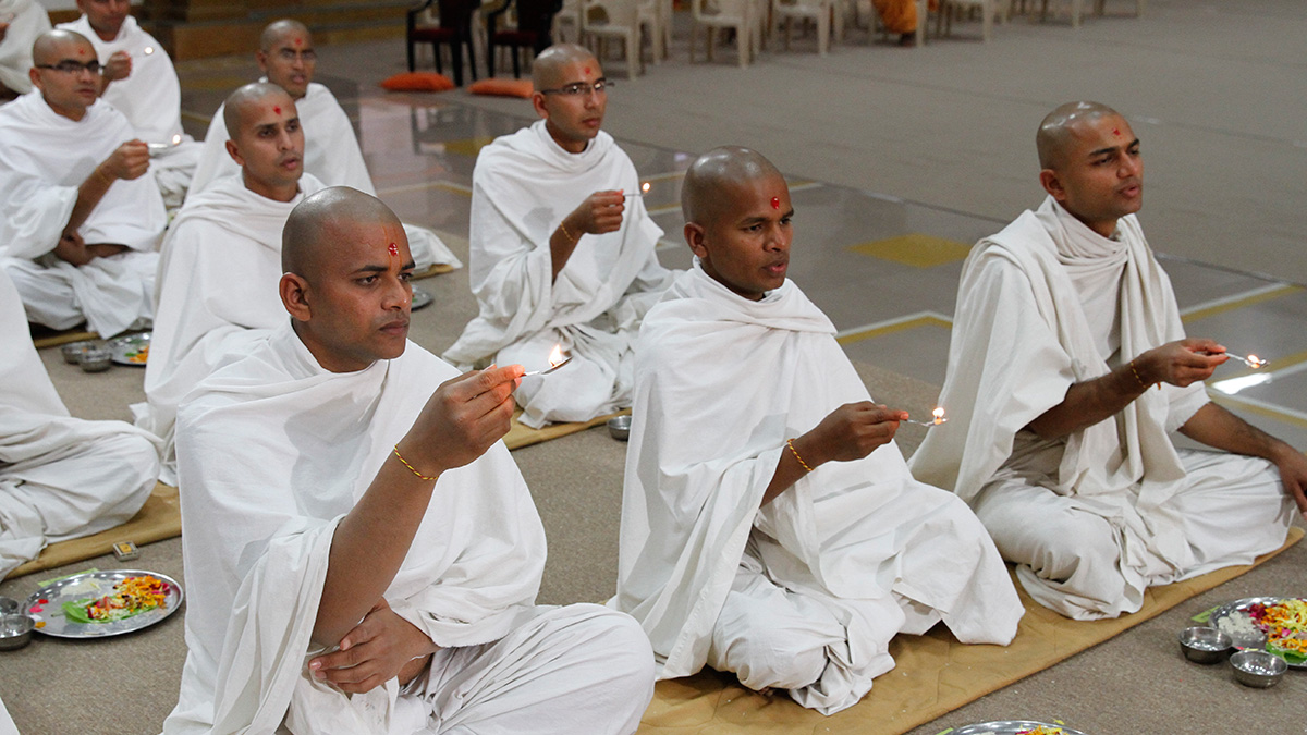 Parshads participate in diksha mahapuja