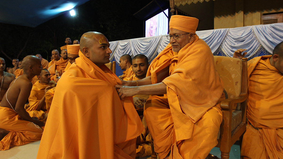 Pujya Kothari Swami blesses newly initiated sadhus
