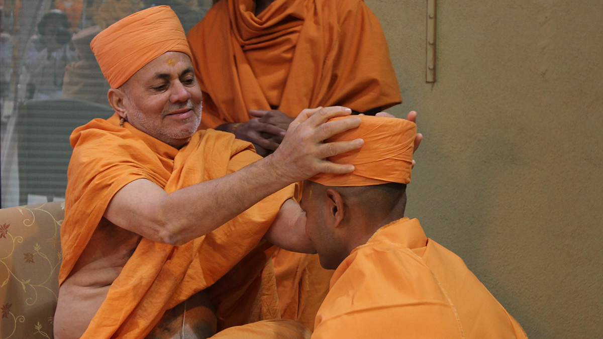 Pujya Viveksagar Swami blesses newly initiated sadhus