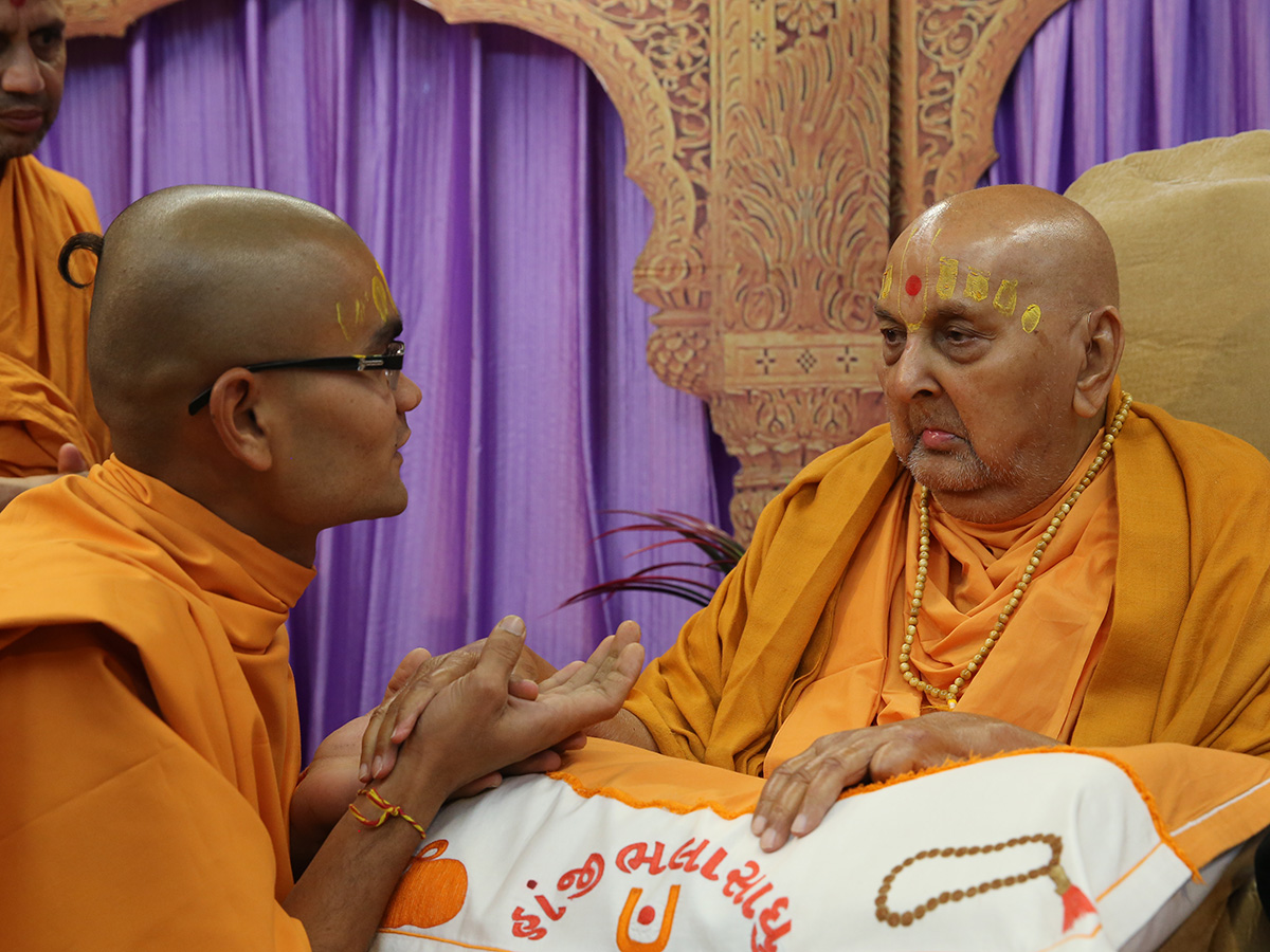 Swamishri gives diksha mantra to newly initiated sadhus