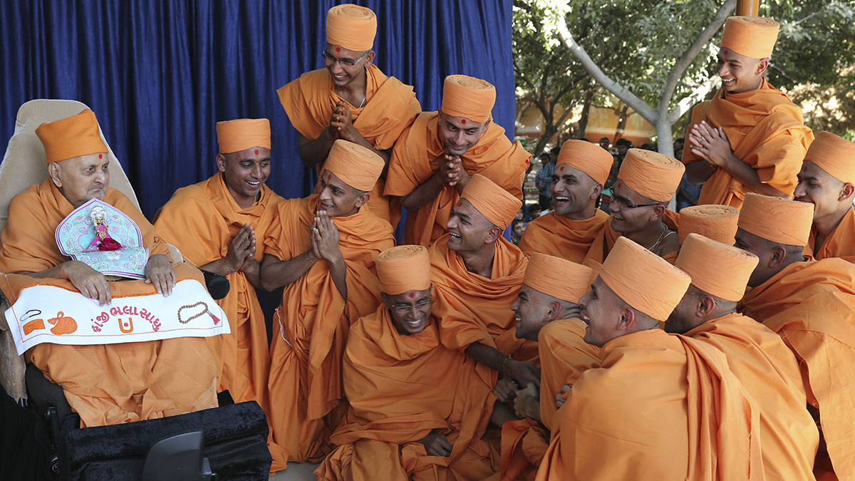 Newly initiated sadhus doing darshan of Swamishri