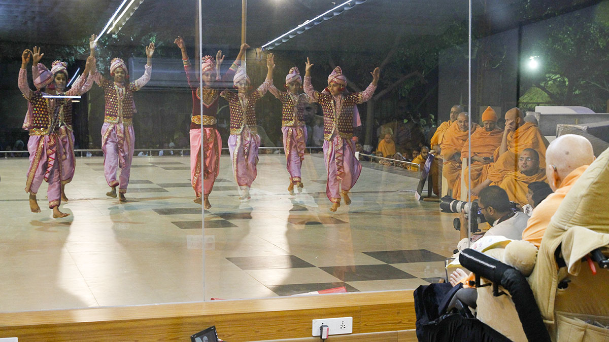Children perform a cultural dance before Swamishri