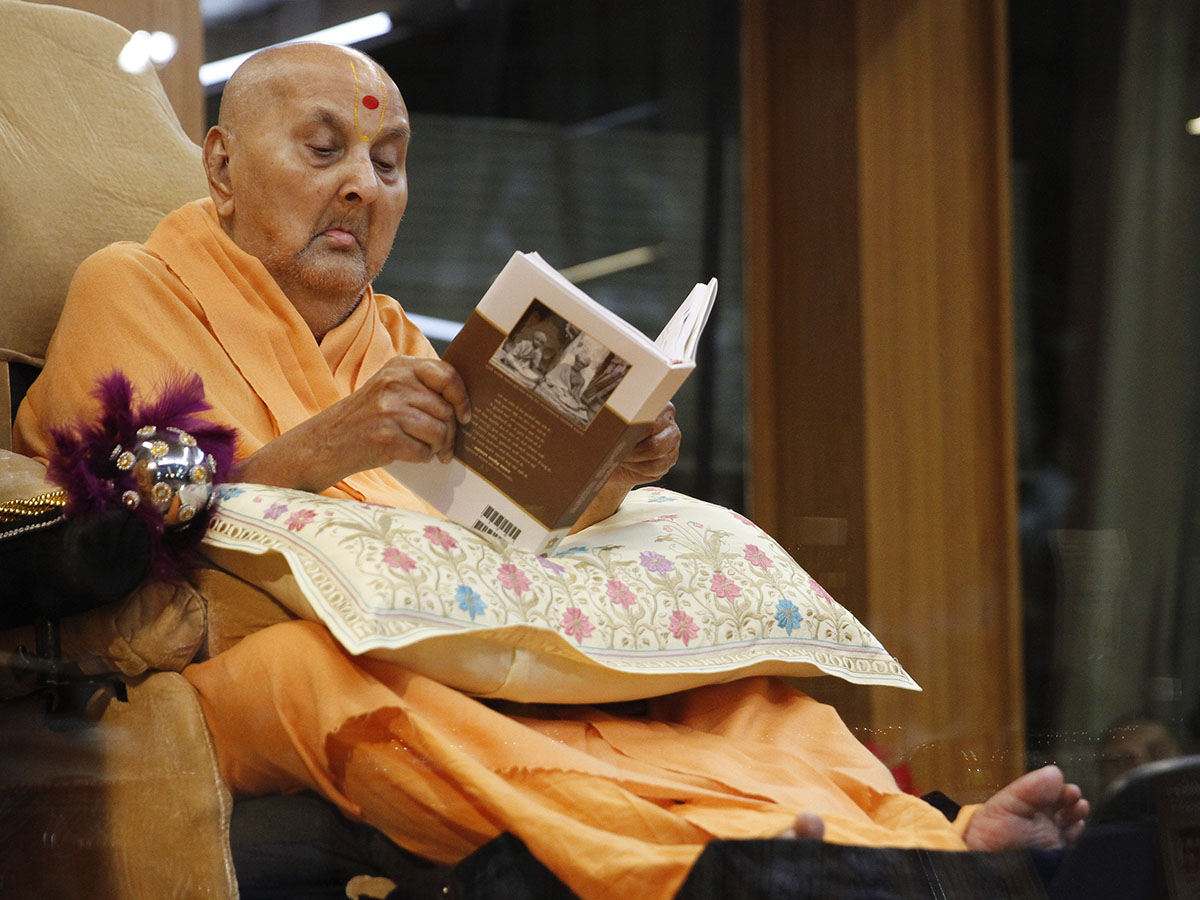 Swamishri reads Shastriji Maharaj's Jivan Charitra (biography)