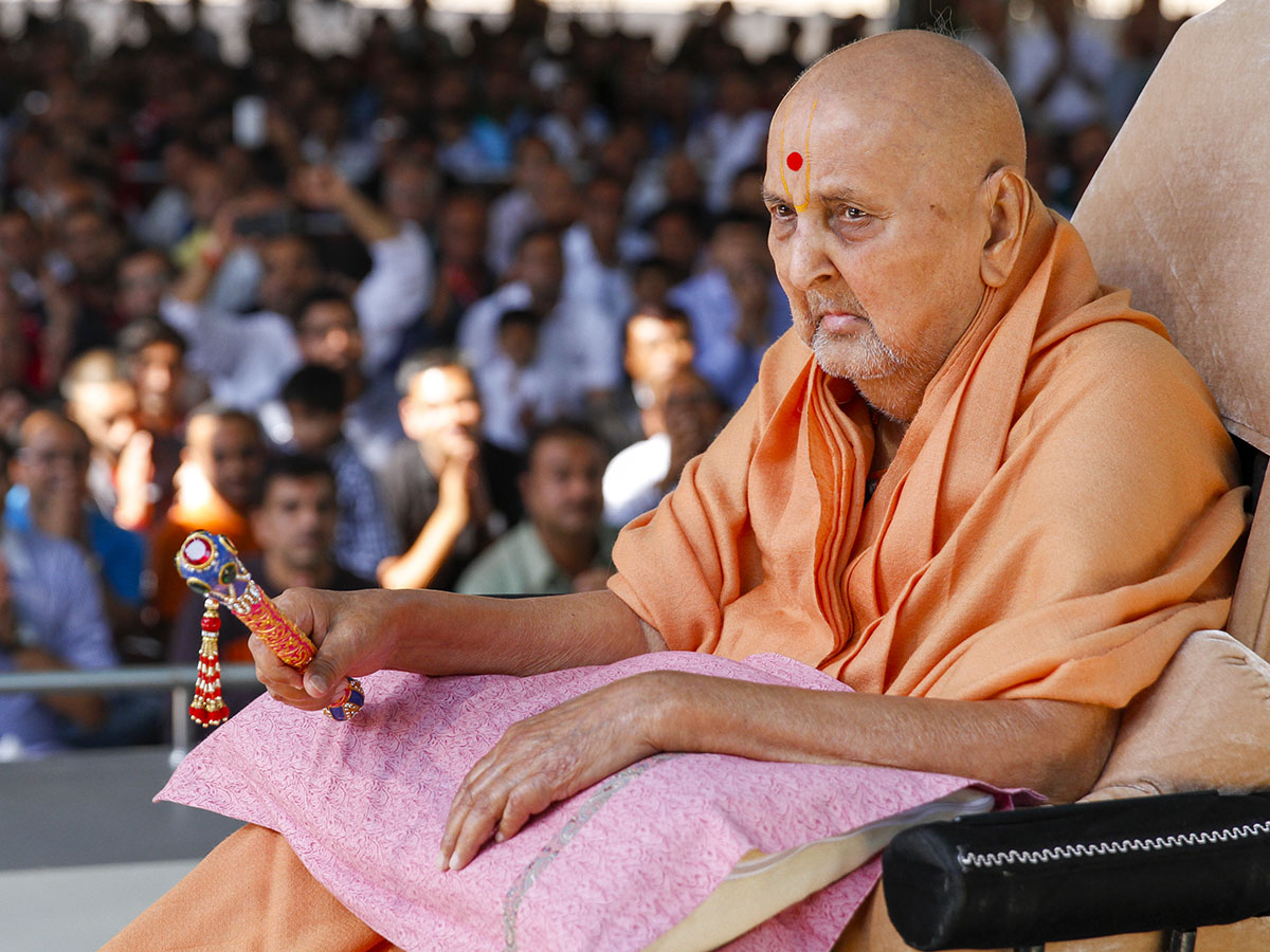 Swamishri arrives in the mandir grounds in the afternoon