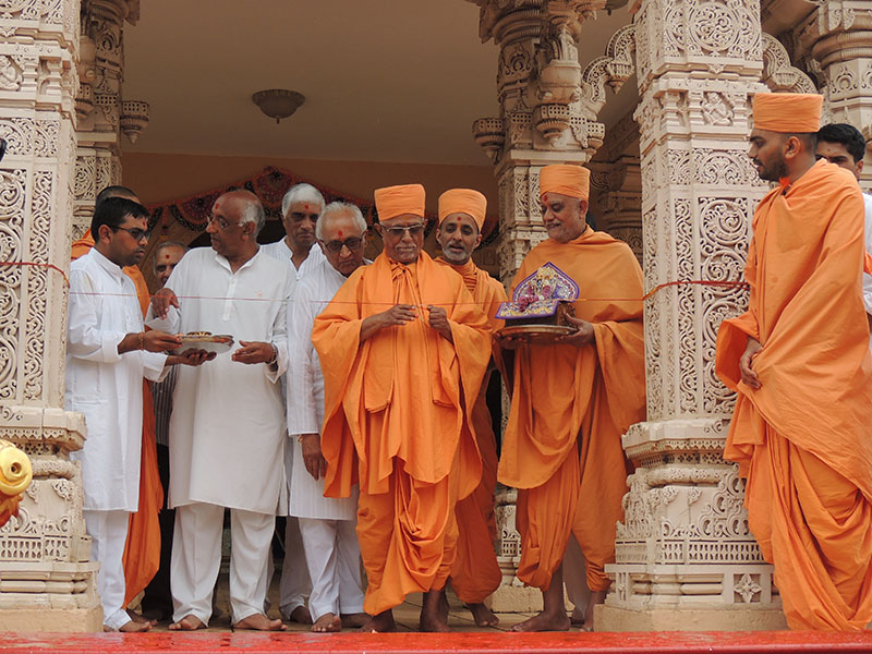 Pujya Swayamprakash Swami (Pujya Doctor Swami) inaugurates holy charnarvind of Bhagwan Swaminarayan