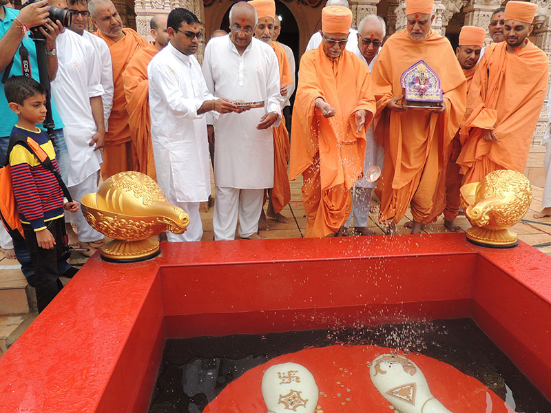 Pujya Doctor Swami inaugurates holy charnarvind of Bhagwan Swaminarayan