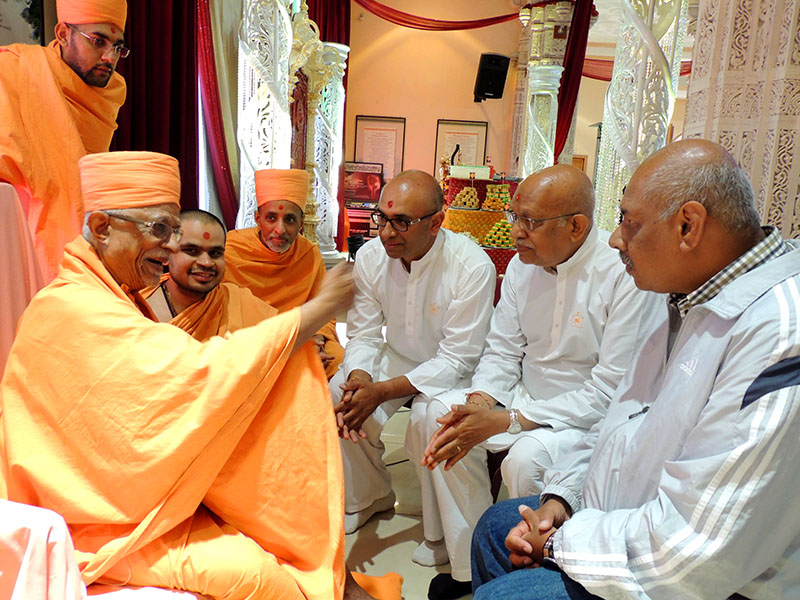 Pujya Doctor Swami blesses devotees