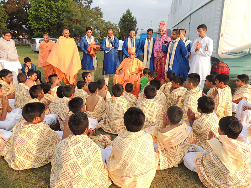 Pujya Doctor Swami blesses children