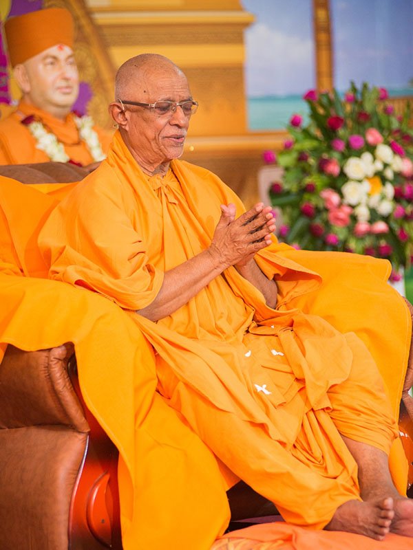 Pujya Swayamprakashdas Swami (Pujya Doctor Swami) blesses the assembly