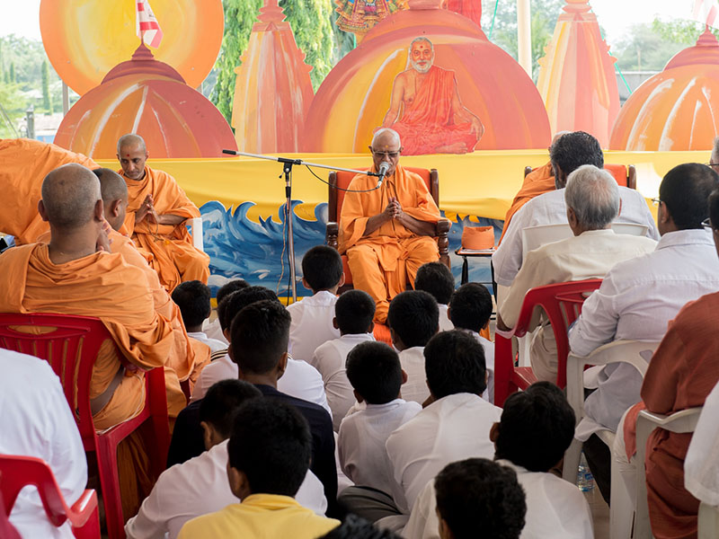 Pujya Doctor Swami blesses pratishtha assembly