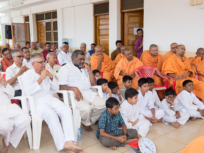 Devotees during pratishtha assembly