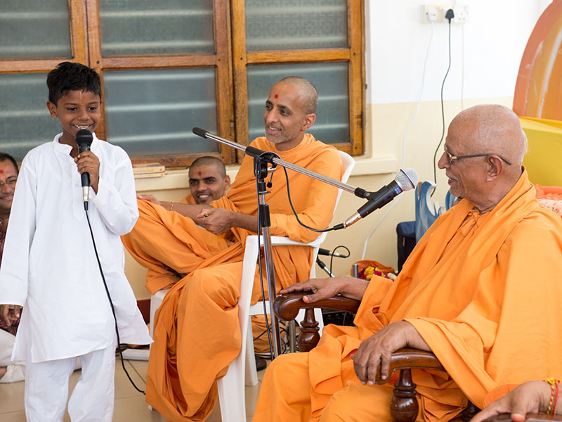 Pujya Doctor Swami blesses pratishtha assembly