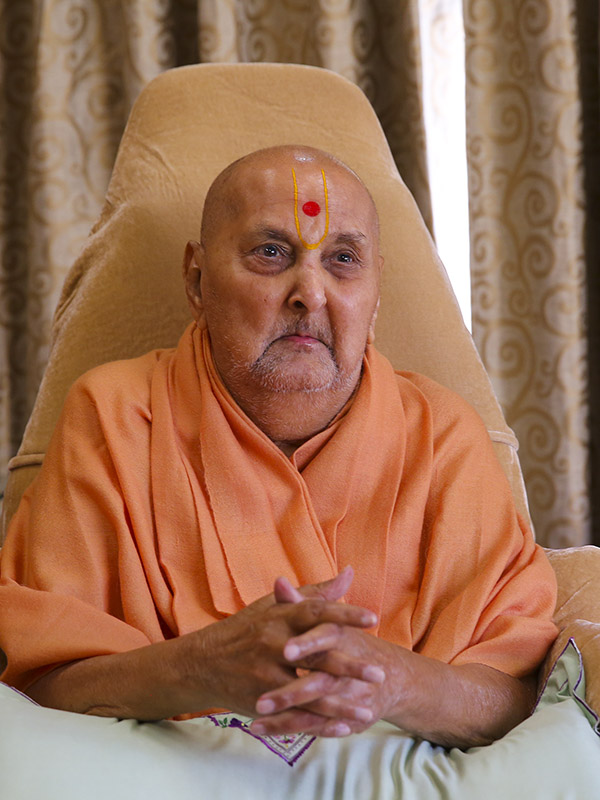 Swamishri greets all with 'Jai Swaminarayan' 