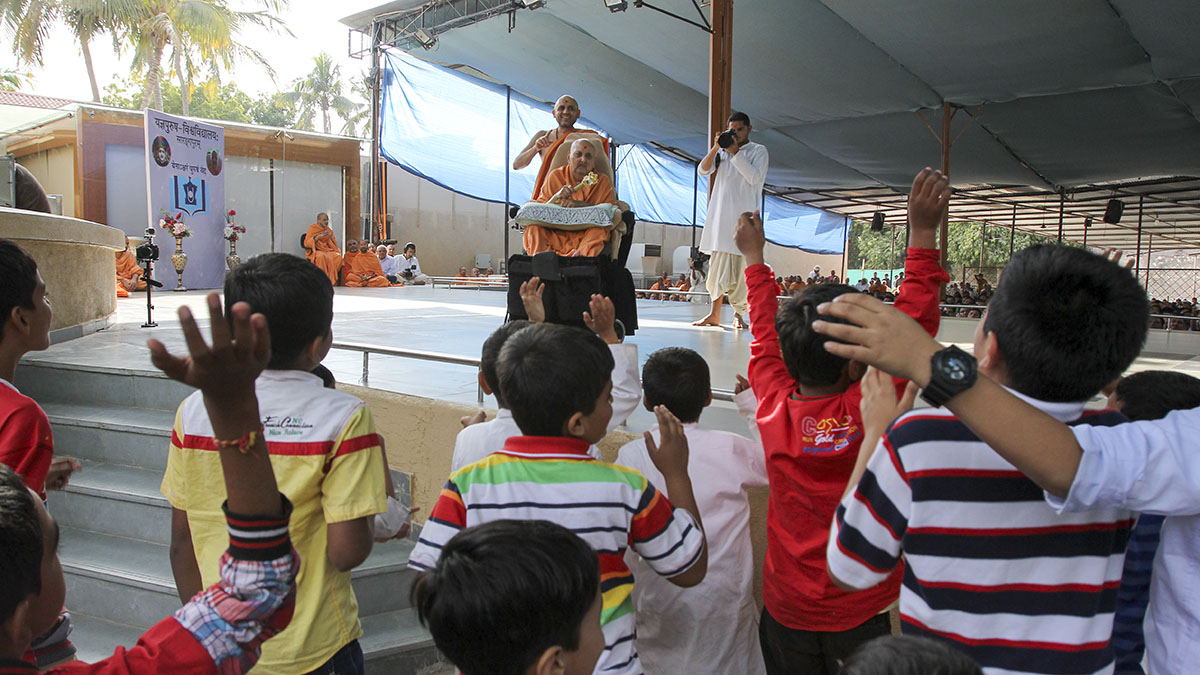 Children rejoice before Swamishri