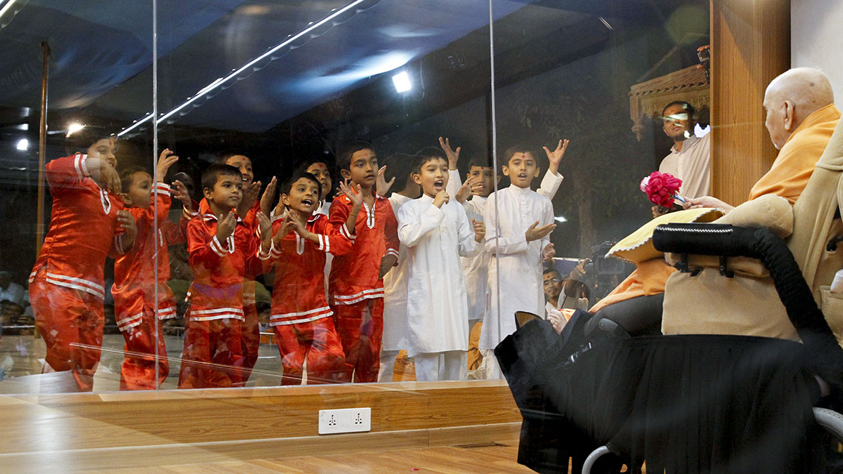 Children doing darshan of Swamishri