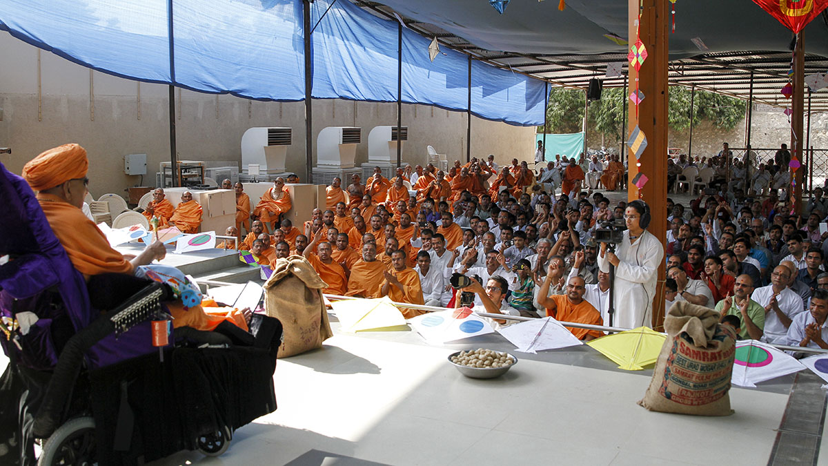 Swamishri arrives in the mandir grounds 