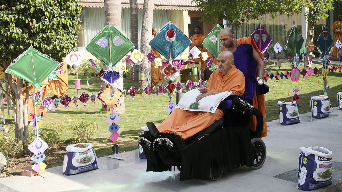 HH Pramukh Swami Maharaj on the way for his morning puja
