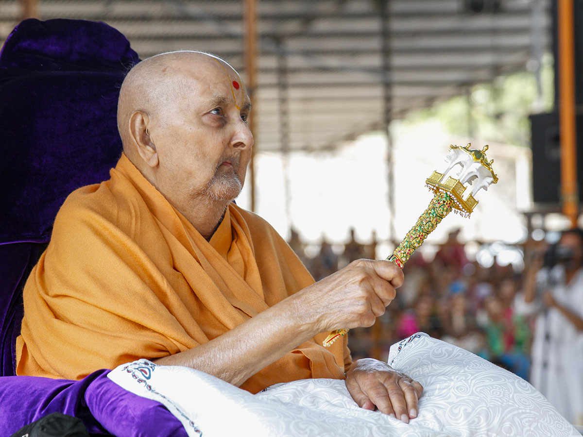 Swamishri arrives in the mandir grounds in the afternoon