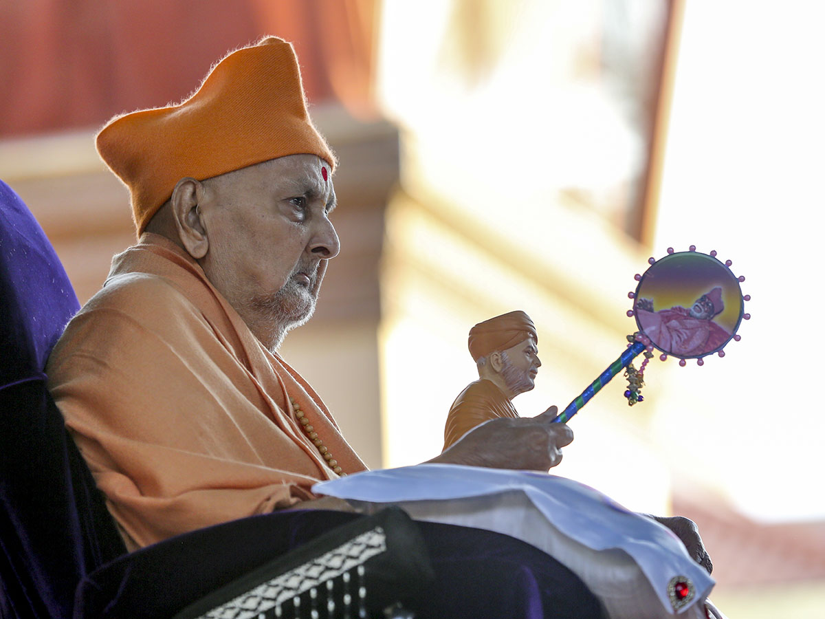 Swamishri with a murti of Brahmaswarup Yogiji Maharaj