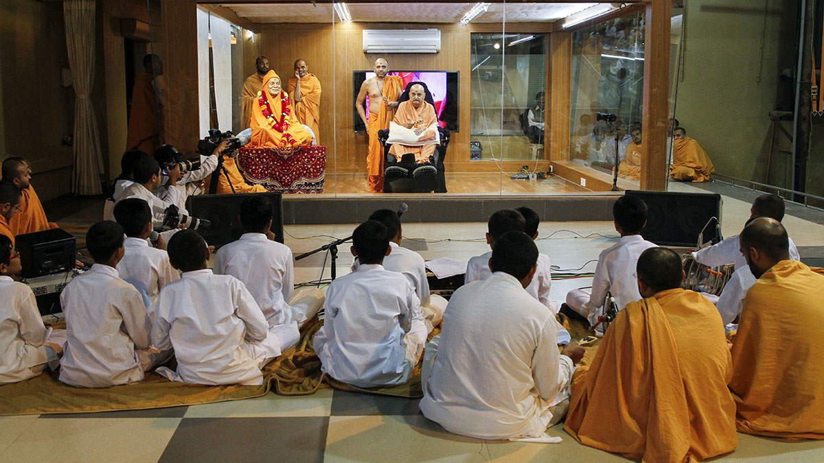 Youths sing kirtans before Swamishri