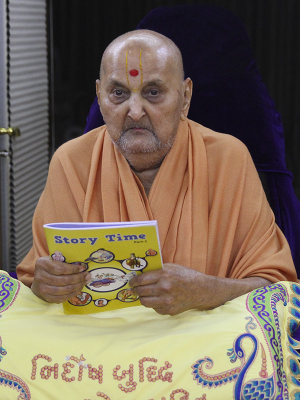 Swamishri inaugurates an English print publication, "Story Time", for children