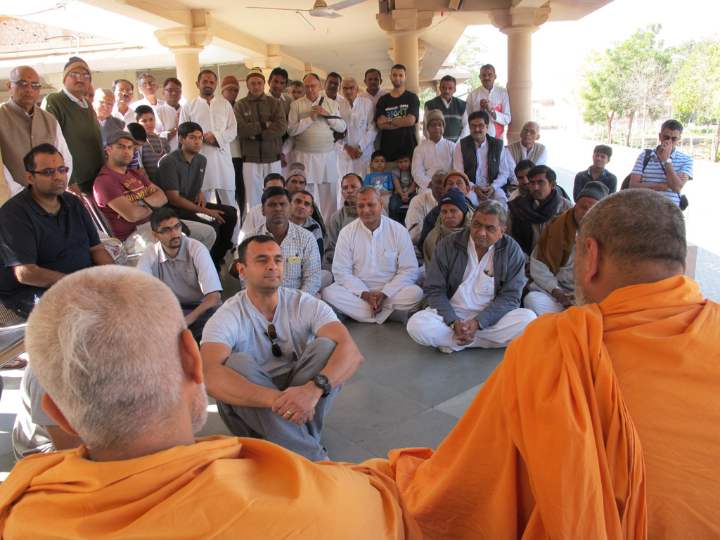 Yuvaks meet local karyakars at BAPS Shri Swaminarayan Mandir, Surendranagar, Gujarat