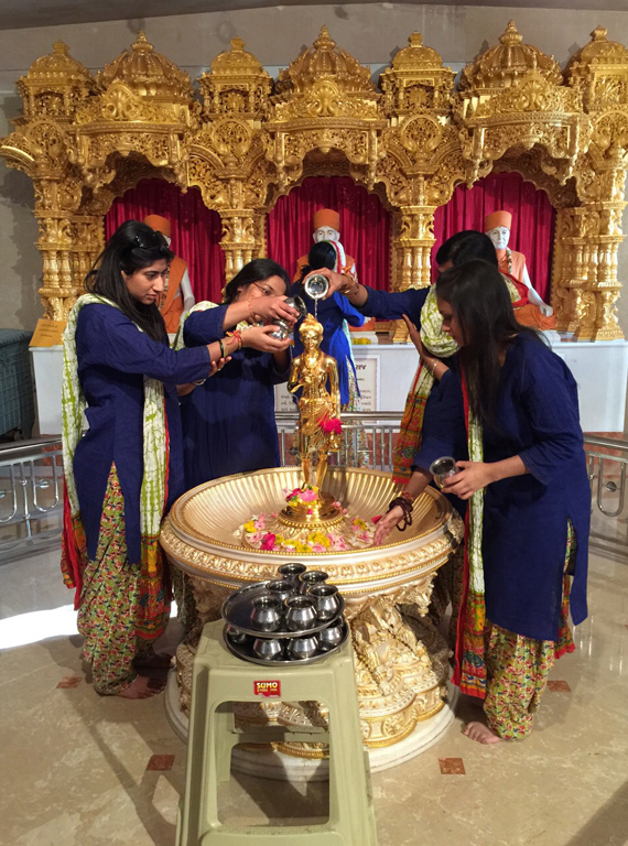 Yuvatis perform abhishek of Nilkanth Varni