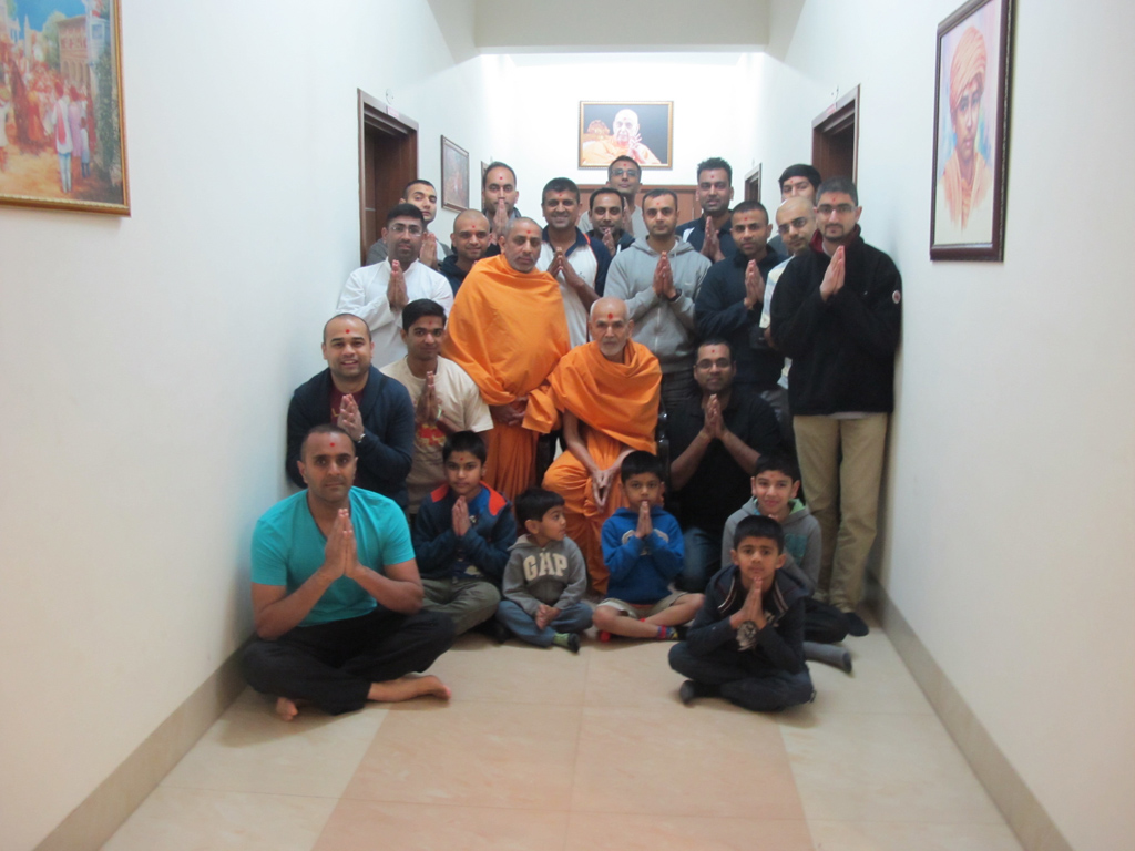 Yuvaks with Sadguru Pujya Mahant Swami at Atladara (Vadodara), Gujarat