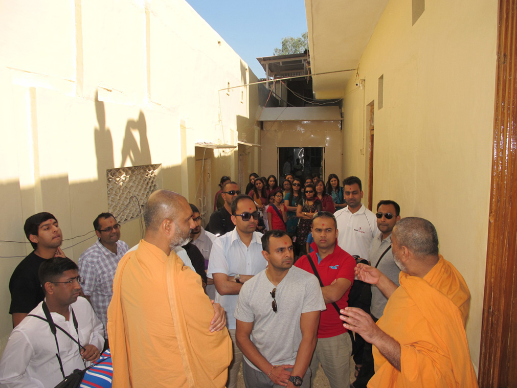 Yuvaks and yuvatis learning about the old BAPS Shri Swaminarayan Mandir in Sankari, Gujarat