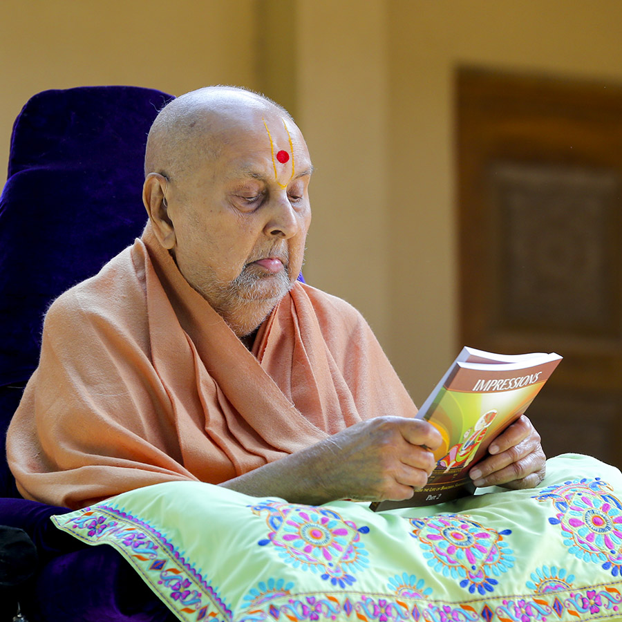 Swamishri inaugurates an English print publication, "Impressions"
